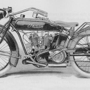 Könnte beinhalten: Ein Schwarzweißbild eines Indian-Motorrads aus den frühen 1900er Jahren. Das Motorrad hat einen Einzelsitz und ein großes Vorderrad. Das Wort "Indian" ist an der Seite des Motorrads sichtbar.