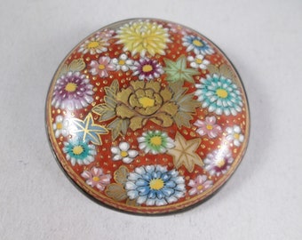MEIJI-periode Satsuma porseleinen broche. Sterling zilveren instelling. Zo nauwkeurig handgeschilderd bloemenmotief. Oude C-sluiting. Ondertekend. #C235X