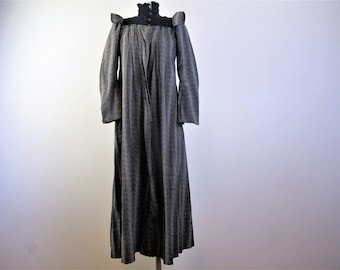 Late VICTORIAN Wrapper Dress.  Black & Gray Calico Cotton Print.  Intact, As Found.  Bust 30".   Perfect for Display!  Estate Find.