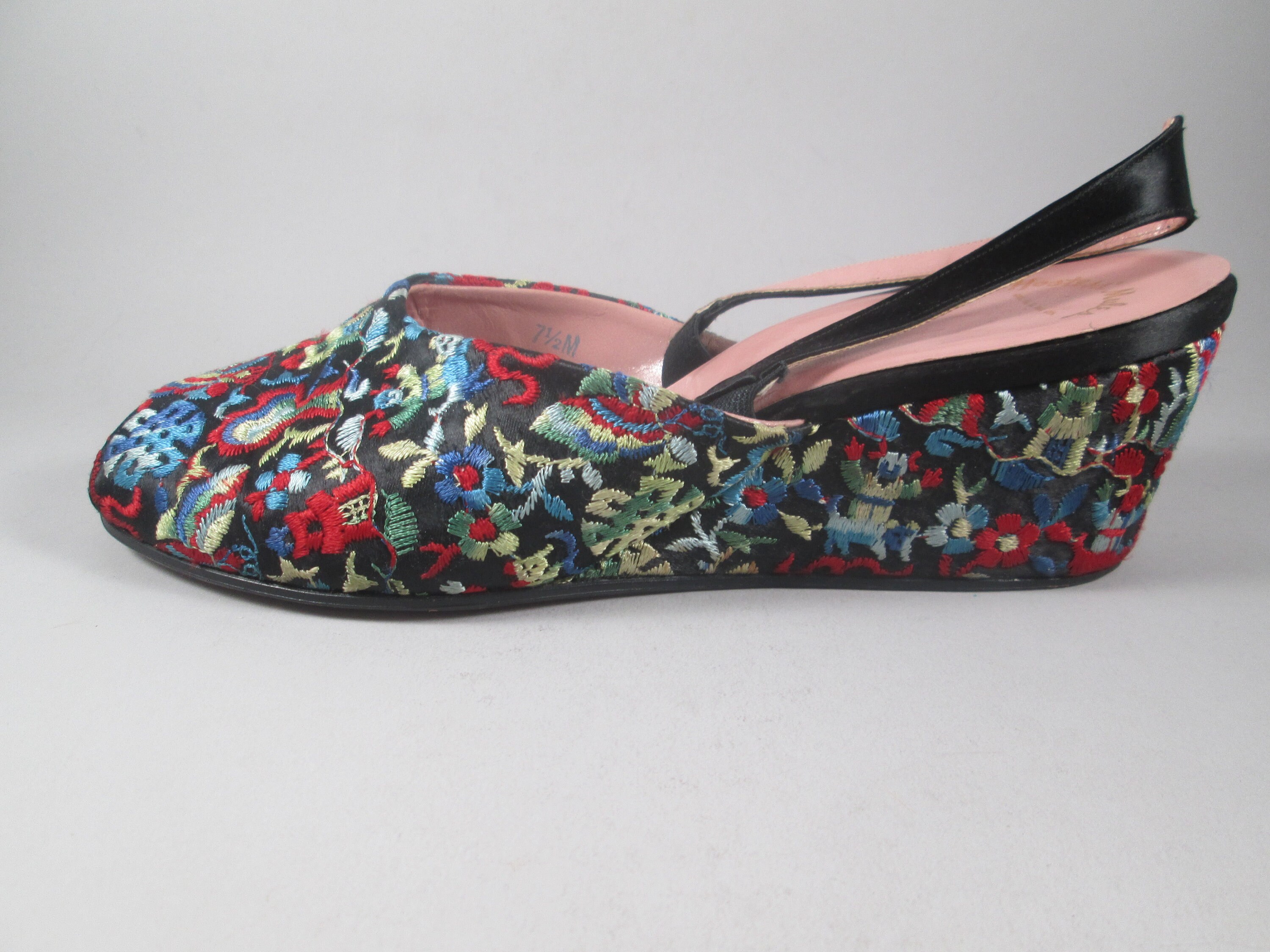 Rare Toes Rare! 1940s Embroidered Peep Toe Shoes. Chinese Figures on Black, Pink ...