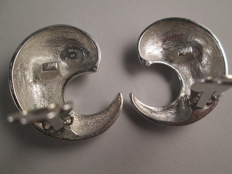 Vintage ALEXIS KIRK 1980s Designer Signed Chrome Mirror Finish Comma Crescent Runway Couture Statement Chic Clip On Earrings Minimalist
