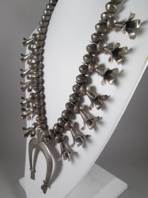 希少な初期ナバホ族の SQUASH BLOSSOM ネックレス。重量のある