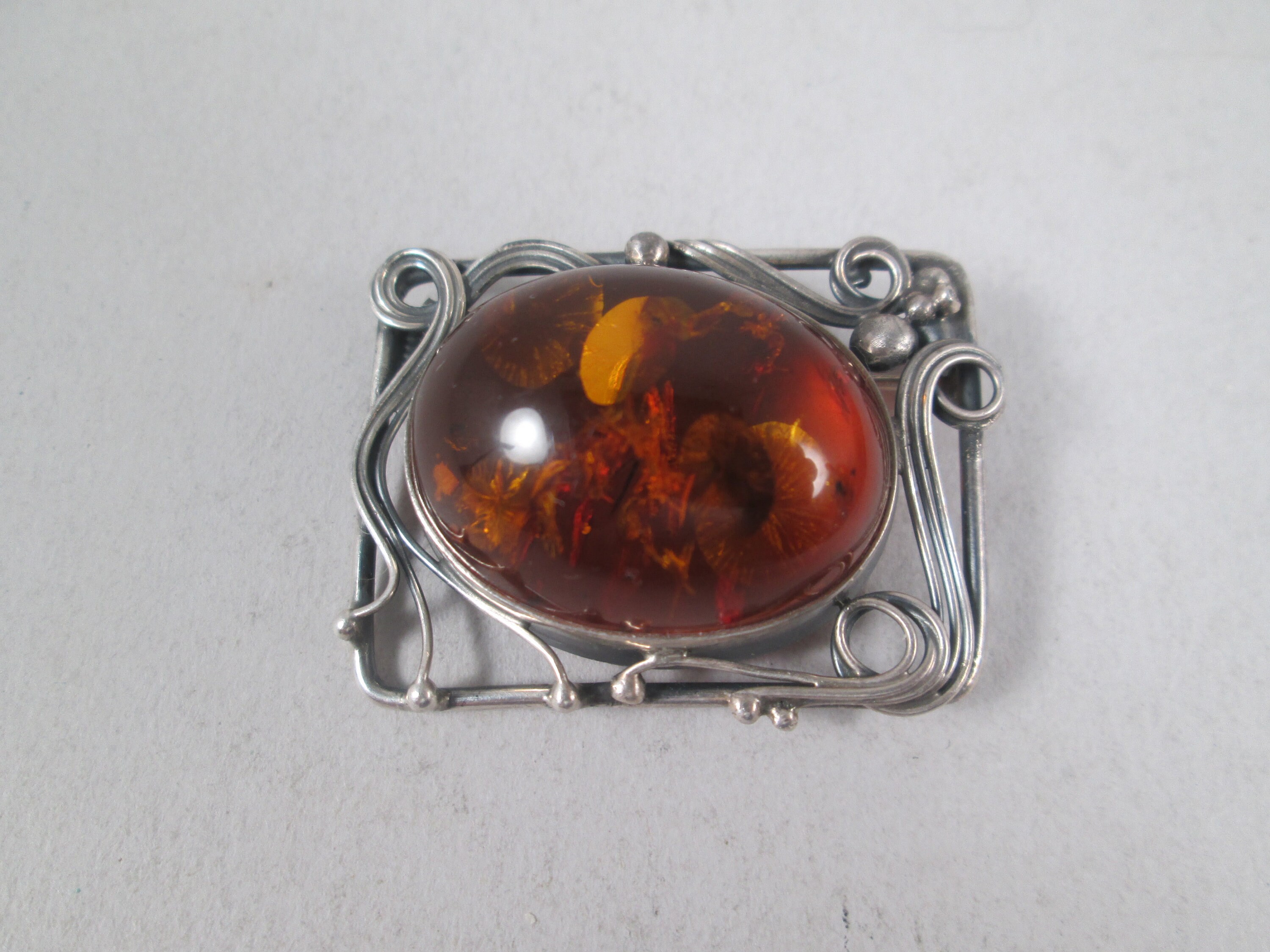 Broche Argent Massif 925 Et Cabochon Ambre Design XXème – Pièce Unique Vintage