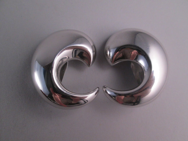 Vintage ALEXIS KIRK 1980s Designer Signed Chrome Mirror Finish Comma Crescent Runway Couture Statement Chic Clip On Earrings Minimalist