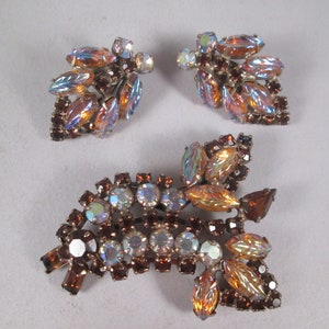 JULIANA Delizza & Elster Brooch Earrings Set. Gorgeous Carved Art Glass Leaves, Topaz and AB Rhinestones. Unusual Motif, Estate Jewelry Find