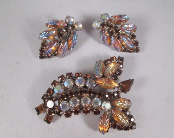 JULIANA Delizza & Elster Brooch Earrings Set. Gorgeous Carved Art Glass Leaves, Topaz and AB Rhinestones. Unusual Motif, Estate Jewelry Find