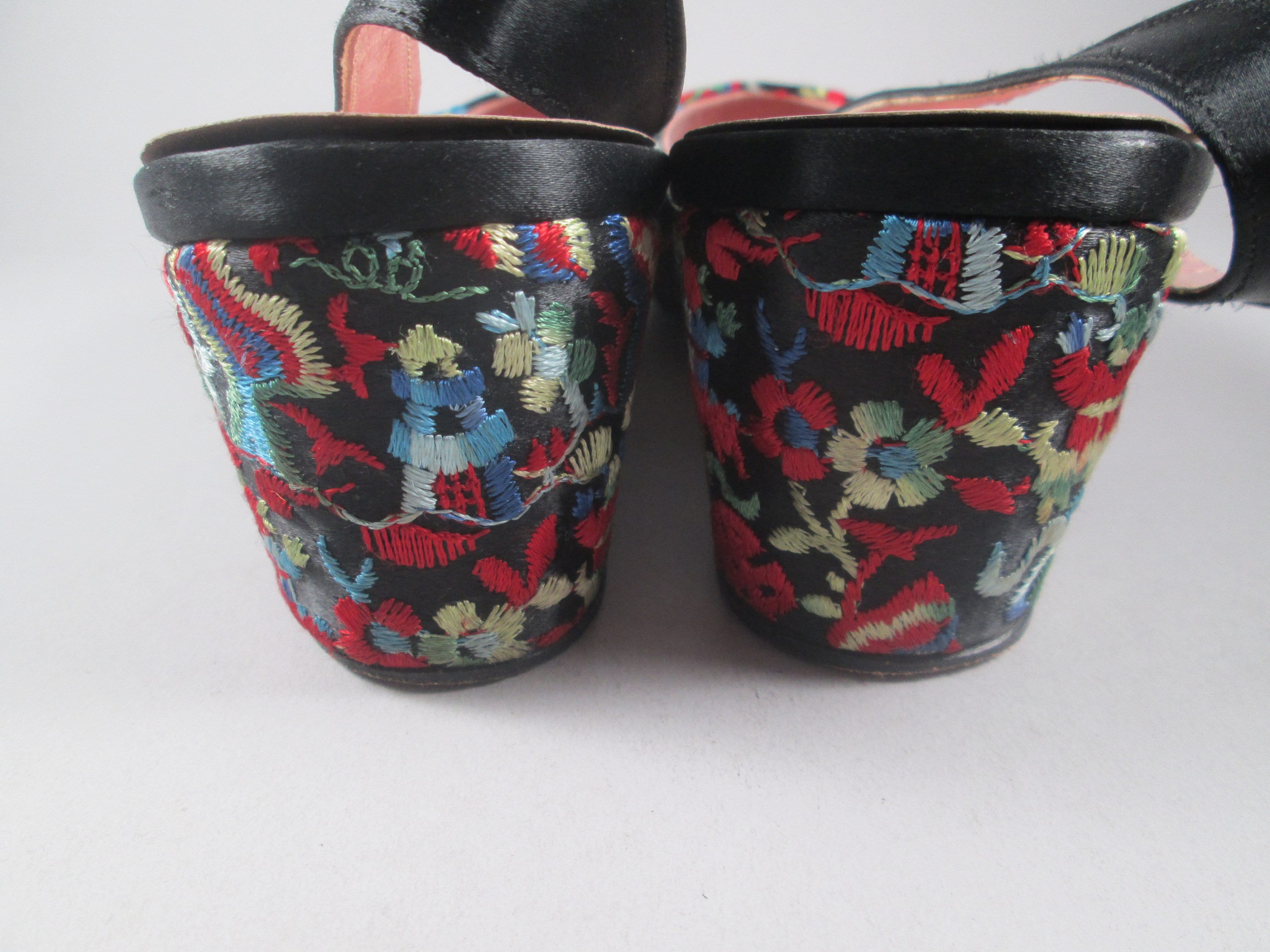 Rare Toes Rare! 1940s Embroidered Peep Toe Shoes. Chinese Figures on Black, Pink ...