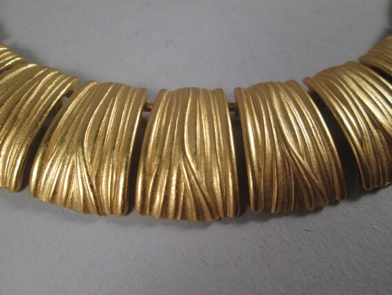 ANNE KLEIN Gold Choker Necklace.  Sculptural Arch… - image 4