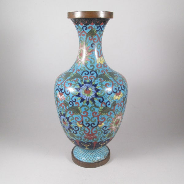 Vase antique chinois en cloisonné de 9,5 pouces. Fin du XIXe siècle, motif chrysanthèmes, fond bleu. Bon état avec problèmes mineurs.