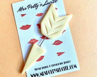 Cream Poison Arrow stick pin brooch,Resin, Retro Vintage Bakelite 1940s 1950s inspired by Mrs Polly's Lucite