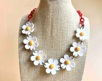 Retro Daisy Necklace, Vintage bakelite jewelry inspired,1950s 1960sStyle, Boho style, Resin jewelry by Mrs Polly's Lucite