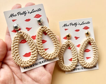 Vintage Hawaiian Tiki Earrings, Raffia Rattan 1940s 1950s Bakelite earrings inspired - Rockabilly style by Mrs Polly’s Lucite