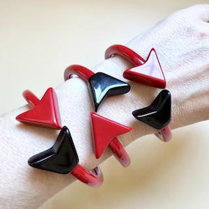 Arrow Bangle Bakelite Style, Red Black Fakelite Bracelet, Vintage Inspired Resin Bangle
