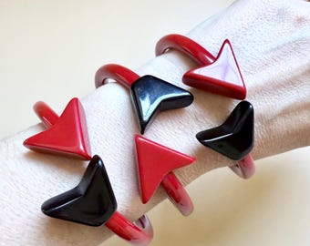 Arrow Bangle Bakelite Style, Red Black Fakelite Bracelet, Vintage Inspired Resin Bangle