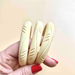 Cream Resin Carved Bangle: Fakelite Bakelite style, Vintage 1950s Rockabilly Style