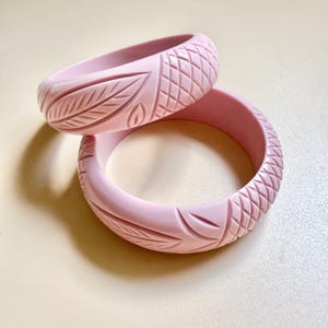Pink Leaf Carved Resin Bangle: Fakelite Bakelite style, Vintage 1940s 1950s Rockabilly Style