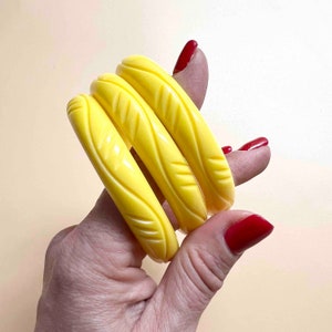 Yellow Resin Carved Bangle: Fakelite Bakelite style, Vintage 1950s Rockabilly Style