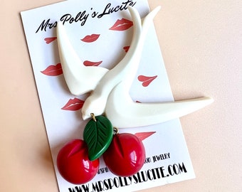 Rockin' Swallow , bachelite Cherry Vintage 1940s 1950s spilla ispirata in Fakelite, stile pin-up Rockabilly di Lucite di Mrs Polly