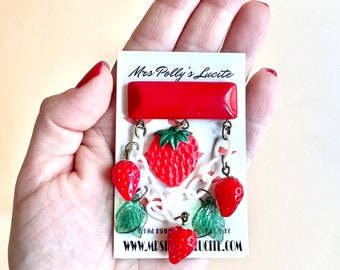 Strawberry brooch - Bakelite brooch vintage 1940s 1950s jewelry fruit inspired - Made in Fakelite - Retro brooch by Mrs Polly's Lucite