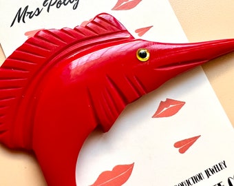 Red Swordfish Bakelite Spilla ispirata alla riproduzione vintage in Fun Fakelite anni '40 anni '50 Stile estivo di Lucite di Mrs Polly