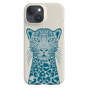 Puede incluir: Una funda de tel&eacute;fono con un fondo color crema que presenta un dise&ntilde;o de leopardo turquesa. La cara y la parte superior del cuerpo del leopardo est&aacute;n representadas con patrones intrincados. La funda tiene un recorte para la c&aacute;mara y est&aacute; dise&ntilde;ada para un tel&eacute;fono inteligente.