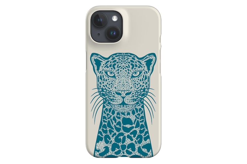 Puede incluir: Una funda de tel&eacute;fono con un fondo color crema que presenta un dise&ntilde;o de leopardo turquesa. La cara y la parte superior del cuerpo del leopardo est&aacute;n representadas con patrones intrincados. La funda tiene un recorte para la c&aacute;mara y est&aacute; dise&ntilde;ada para un tel&eacute;fono inteligente.