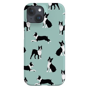 Puede incluir: Una funda para iPhone azul turquesa con un patr&oacute;n repetido de perros Boston Terrier negros y blancos. Los perros est&aacute;n en varias poses, incluyendo sentados, de pie y acostados.