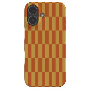 Puede incluir: Funda de teléfono con un patrón repetitivo de rectángulos verticales naranjas y dorados. La funda tiene un módulo de cámara con dos lentes y un flash.