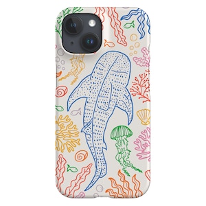 Puede incluir: Funda de teléfono con diseño marino. Presenta una ilustración de tiburón ballena azul rodeada de contornos coloridos de coral, medusas, peces y conchas sobre un fondo crema.