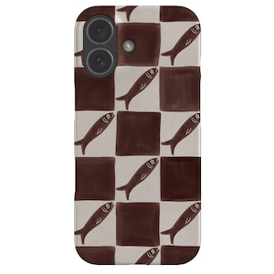 Puede incluir: Una funda rectangular para smartphone con un patrón de tablero de ajedrez repetitivo de cuadrados de color marrón oscuro y blanco roto. Cada cuadrado blanco roto contiene una pequeña ilustración estilizada de un pez marrón orientado en diagonal.