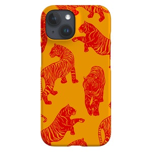 Puede incluir: Una funda de iPhone amarilla con un patrón repetido de tigres rojos. La funda tiene un recorte para la cámara y un borde negro.
