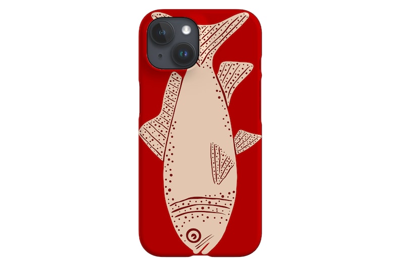 Puede incluir: Una funda roja para iPhone con una ilustraci&oacute;n estilizada de un pez en beige. El pez tiene un patr&oacute;n de puntos y est&aacute; orientado hacia arriba.