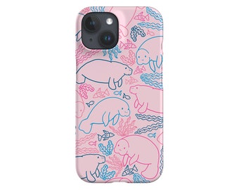 Peut inclure: Une coque de téléphone rose avec un motif de lamantins bleus et roses, d'algues et de poissons.