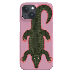 Op de afbeelding: Een roze telefoonhoesje met een groen alligator-ontwerp. De alligator kijkt omhoog met zijn bek open en zijn poten gespreid.