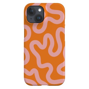 Könnte beinhalten: Orangefarbene Handyhülle mit einem sich wiederholenden Muster aus hellrosa wellenförmigen Linien. Die Hülle hat einen Kameraausschnitt. Das Design ist modern und abstrakt.