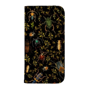 Funda tipo cartera con diseño de escarabajos vintage de Uta Naumann / Funda para iPhone 16, 15 y 14 Samsung Galaxy S24 con diseño de plantas de insectos místicos de Harper & Blake