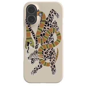 Könnte beinhalten: Beige Handyhülle mit einer stilisierten Illustration eines Leoparden und einer Schlange. Der Leopard hat ein geflecktes Muster, und die Schlange ist grün und braun. Das Design befindet sich auf einem neutralen Hintergrund.