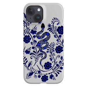 Könnte beinhalten: Eine weiße Handyhülle mit einem blau-weißen Blumenmuster und einem stilisierten Schlangenmuster in der Mitte. Die Schlange ist blau mit einem detaillierten Muster. Die floralen Elemente umfassen Blumen und Blätter.