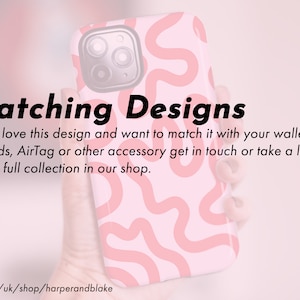 Puede incluir: Una funda de tel&eacute;fono rosa con un dise&ntilde;o ondulado y abstracto en un tono rosa m&aacute;s claro. El texto "Matching Designs" se muestra en negro, junto con texto adicional sobre accesorios a juego. La URL de la tienda Etsy es visible.