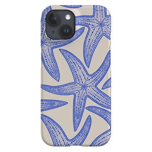 Peut inclure: Une coque de téléphone avec un fond beige et un motif d'étoiles de mer bleues. La coque a une découpe pour l'objectif de l'appareil photo.