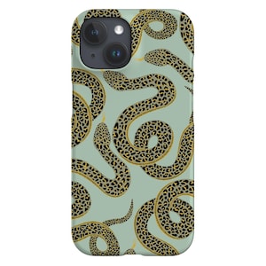 Puede incluir: Una funda de teléfono con un patrón repetido de serpientes estilizadas. Las serpientes tienen un patrón de estampado de leopardo negro y marrón sobre un fondo verde claro. Las serpientes están enrolladas y curvadas.
