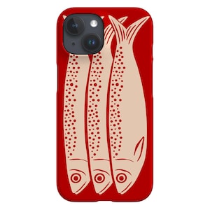 Pu&ograve; includere: Custodia per telefono rossa con un'illustrazione color crema di tre pesci. Ogni pesce ha un motivo a pois sul corpo ed &egrave; orientato verticalmente. La custodia ha una finitura lucida e un ritaglio per la fotocamera.