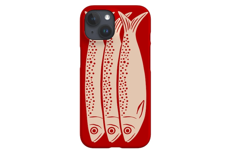 Pu&ograve; includere: Custodia per telefono rossa con un'illustrazione color crema di tre pesci. Ogni pesce ha un motivo a pois sul corpo ed &egrave; orientato verticalmente. La custodia ha una finitura lucida e un ritaglio per la fotocamera.