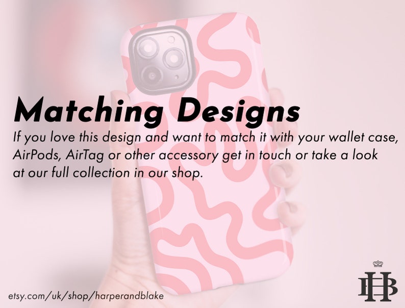 Pu&ograve; includere: Custodia per telefono rosa con un design astratto ondulato in una tonalit&agrave; di rosa pi&ugrave; chiara. Il testo "Matching Designs" &egrave; visualizzato in nero, insieme a informazioni aggiuntive sugli accessori abbinati. L'URL del negozio Etsy &egrave; visibile.