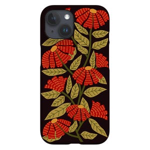 Puede incluir: Una funda de teléfono negra con un diseño floral. Las flores son rojas y naranjas con hojas verdes. La funda tiene un recorte para el objetivo de la cámara.