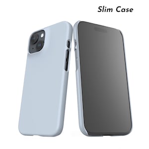 Puede incluir: Dos fundas delgadas para tel&eacute;fono de color azul claro, una que muestra la parte trasera con las lentes de la c&aacute;mara y la otra la pantalla. El texto "Slim Case" est&aacute; encima de los tel&eacute;fonos.