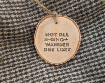 Wanderlust Ornament - Hecho a mano no todos los que vagan son adornos de la rebanada de madera perdida o adorno de etiqueta de regalo - perderse - Wander Lust