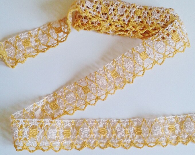 Vintage braid old yellow white 60s Festoon cotton crochet lace Puy trimmings 25mm wide sixties