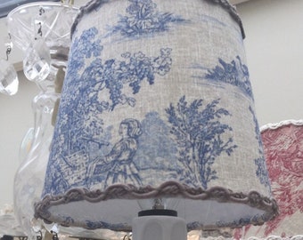 Handgefertigte Toile de Jouy Lampenschirme für Kronleuchter oder Nachttischlampen in Auswahl von Farben