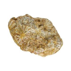 Puede incluir: Formación rocosa natural de forma irregular con una superficie rugosa y texturizada. La roca presenta grupos de formaciones cristalinas doradas radiantes, creando un patrón de estrella. El color general es una mezcla de oro y marrón.